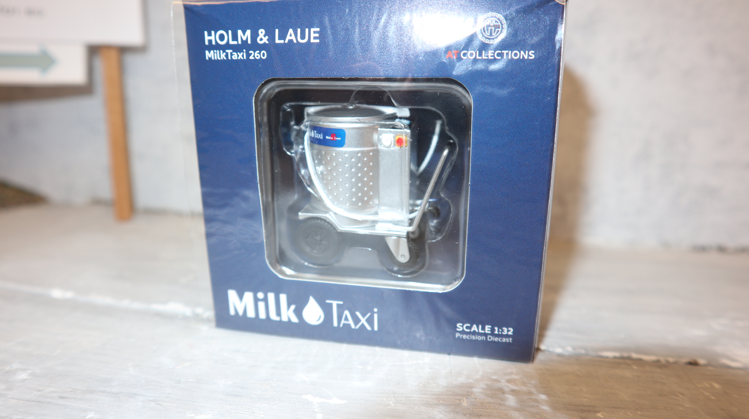 AT Collections 3200504 in 1:32, Holm & Laue Milch-Taxi, NEU in OVP