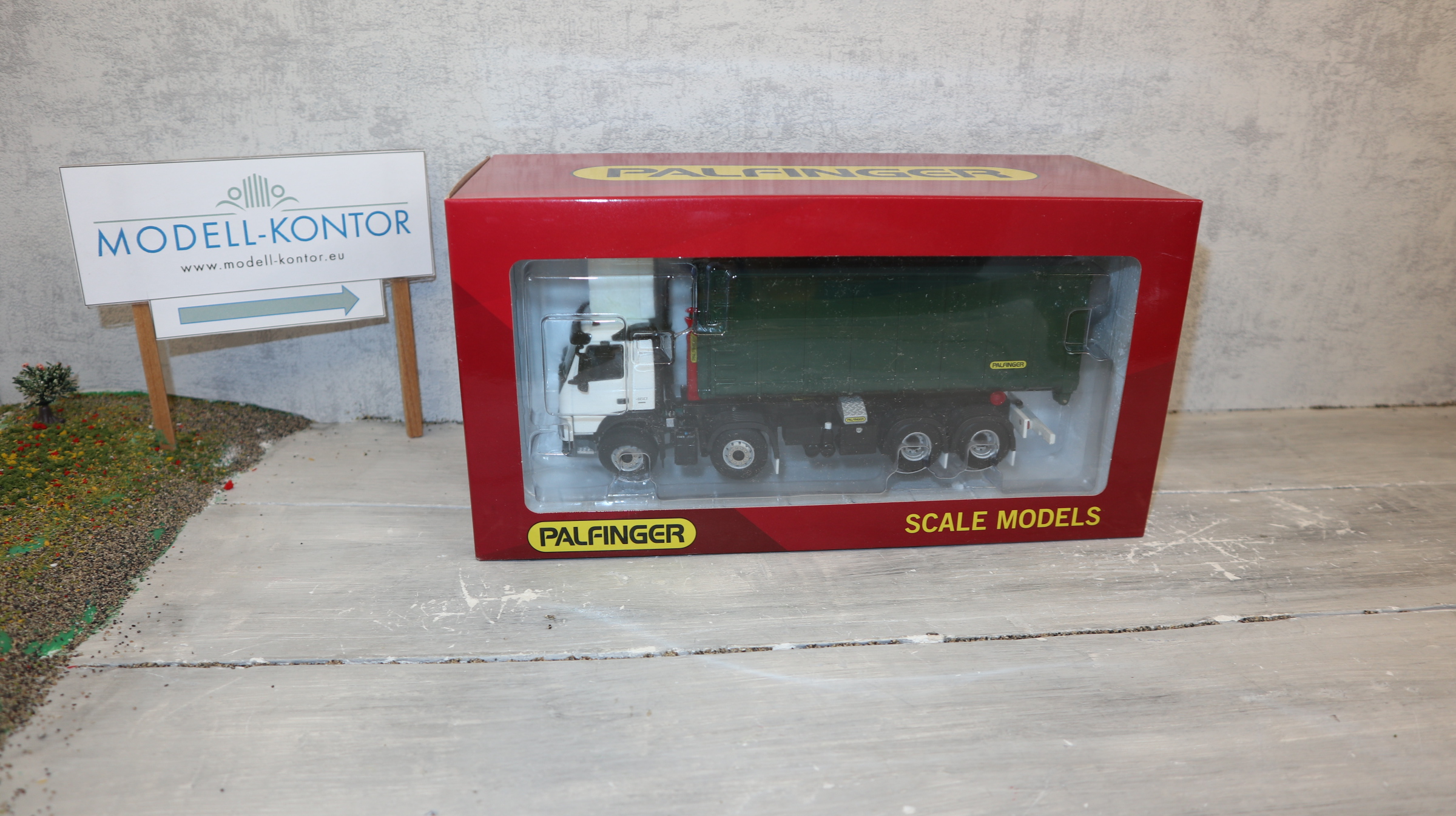 WSI 02-2428 in 1:50, VOLVO FM 8x4 Day Cab für Australien, Abroller PALFINGER mit Hochmulde, NEU in OVP