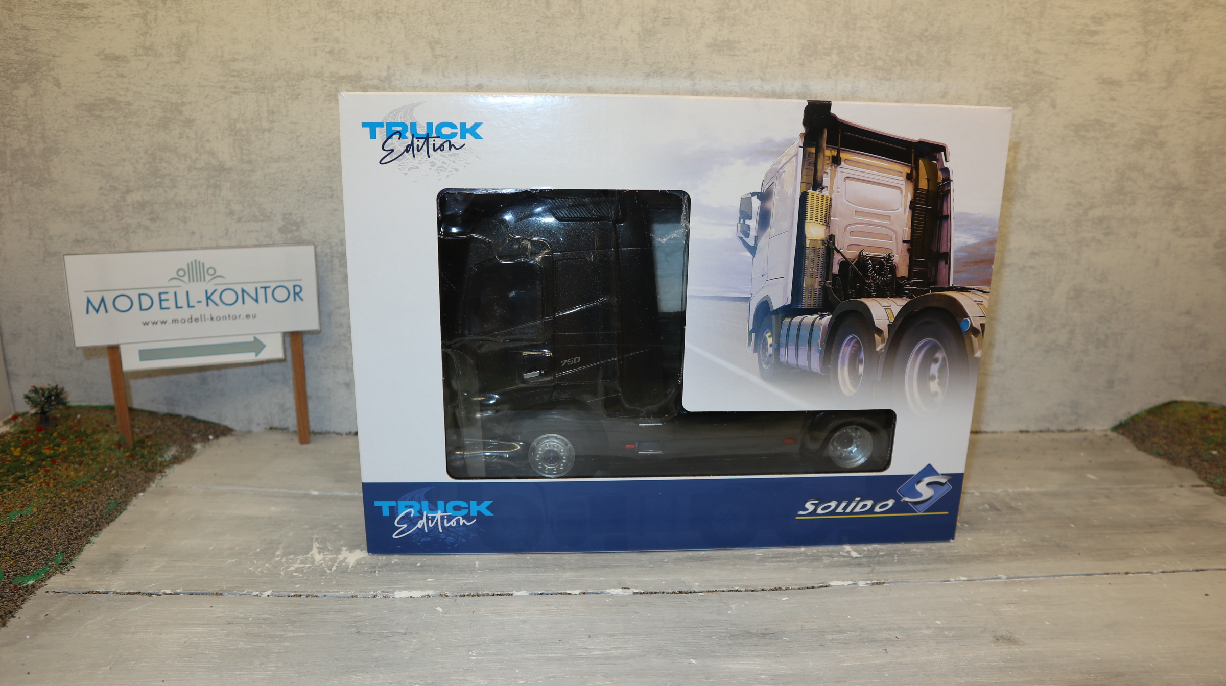 SOLIDO 2400102 in 1:24, VOLVO FH 16 Globetrotter XL,  SZM in schwarz, NEU in OVP