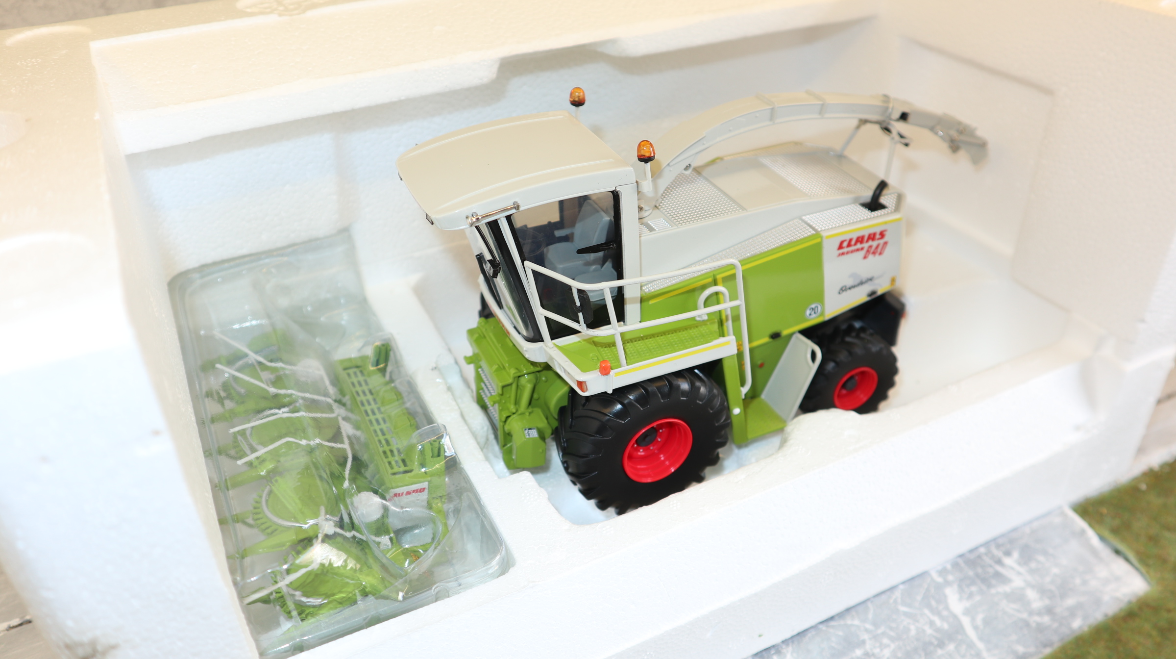 Universal Hobbies UH 02545420 in 1:32, Claas Jaguar 840 Overdrive + RU 600,  NEU in OVP