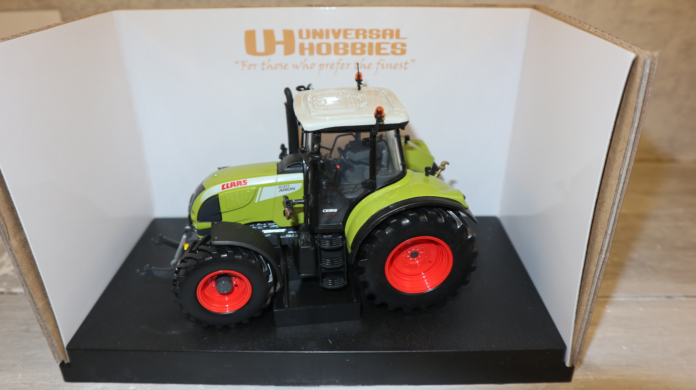 Universal Hobbies UH 2961 in 1:32, Claas Arion 640, NEU in OVP