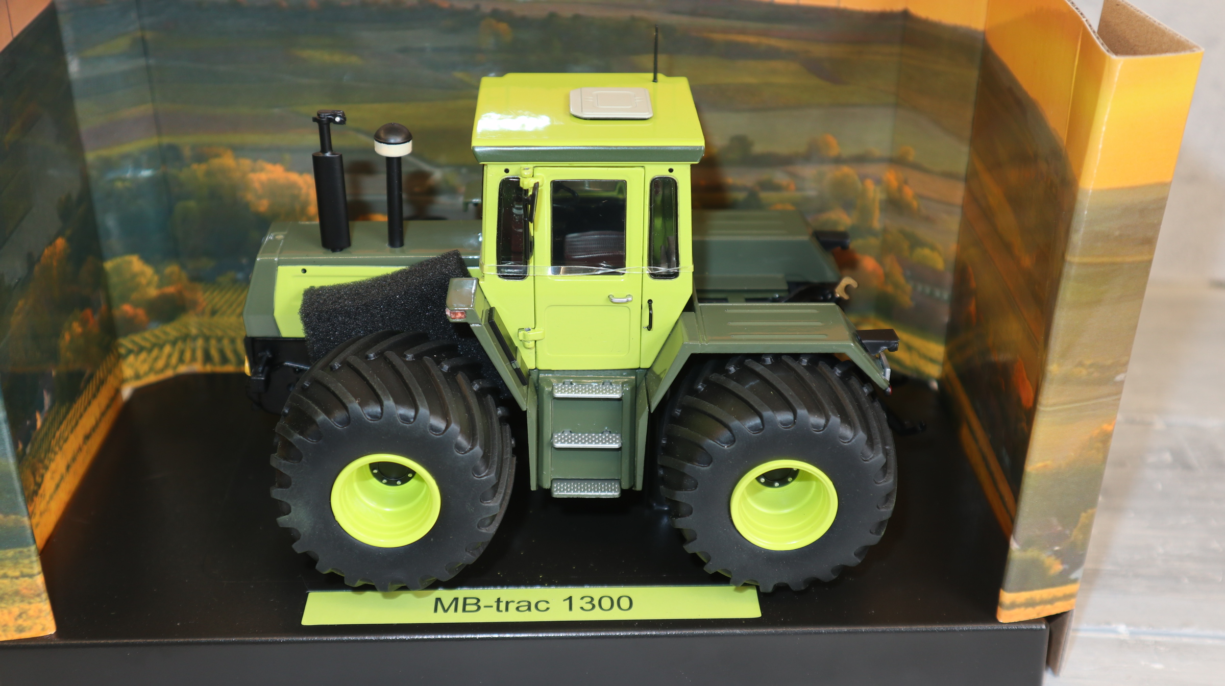 Weise Toys 1018 in 1:32, MB-trac 1300 mit Terra-Reifen,  NEU in OVP