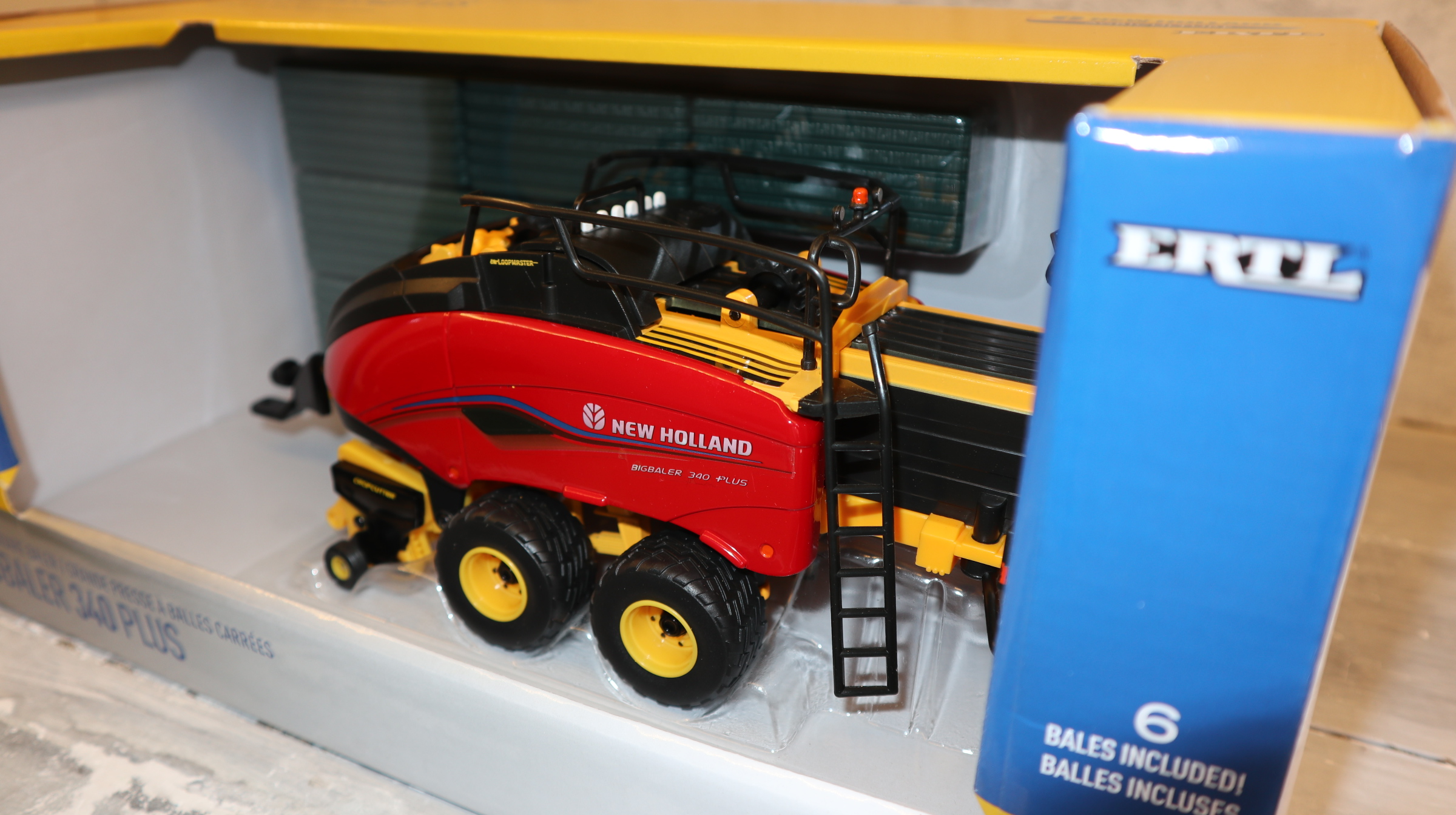 Ertl Britains 13972 in 1:32,  New Holland US-Modell Großballenpresse 340 Plus,  NEU in OVP