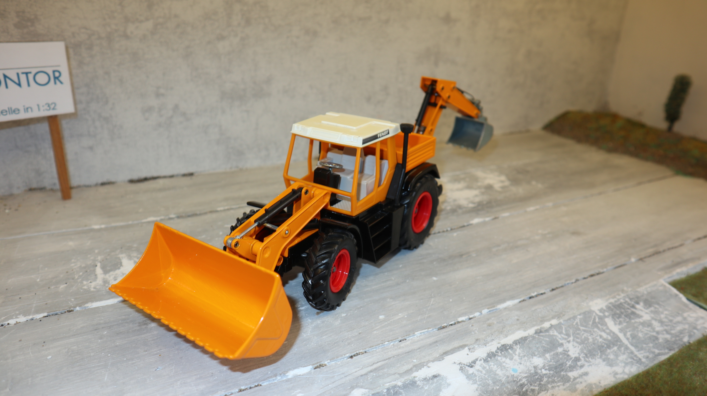 Siku 3953 in 1:32,  Fendt Xylon orange Schaufellader und Heckbagger, NEU in OVP